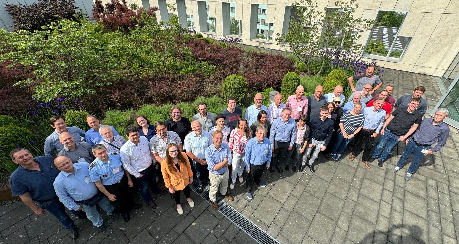 Sie sehen ein Gruppenbild der Teilnehmer