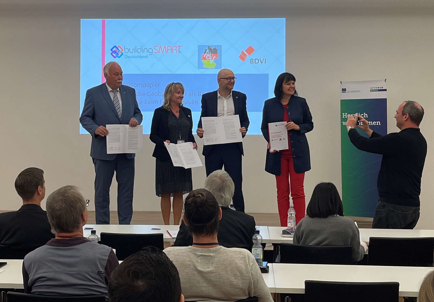 Unterzeichnung des Dokuments; v.l.n.r.:  Rainer Brüggemann (BDVI), Karin Schultze (AdV-Vorsitzende), Gunther Wölfle (bSD Geschäftsführer), Dr. Katharina Lundenberg (bSD und DVW) (Bild: DVW e. V.)