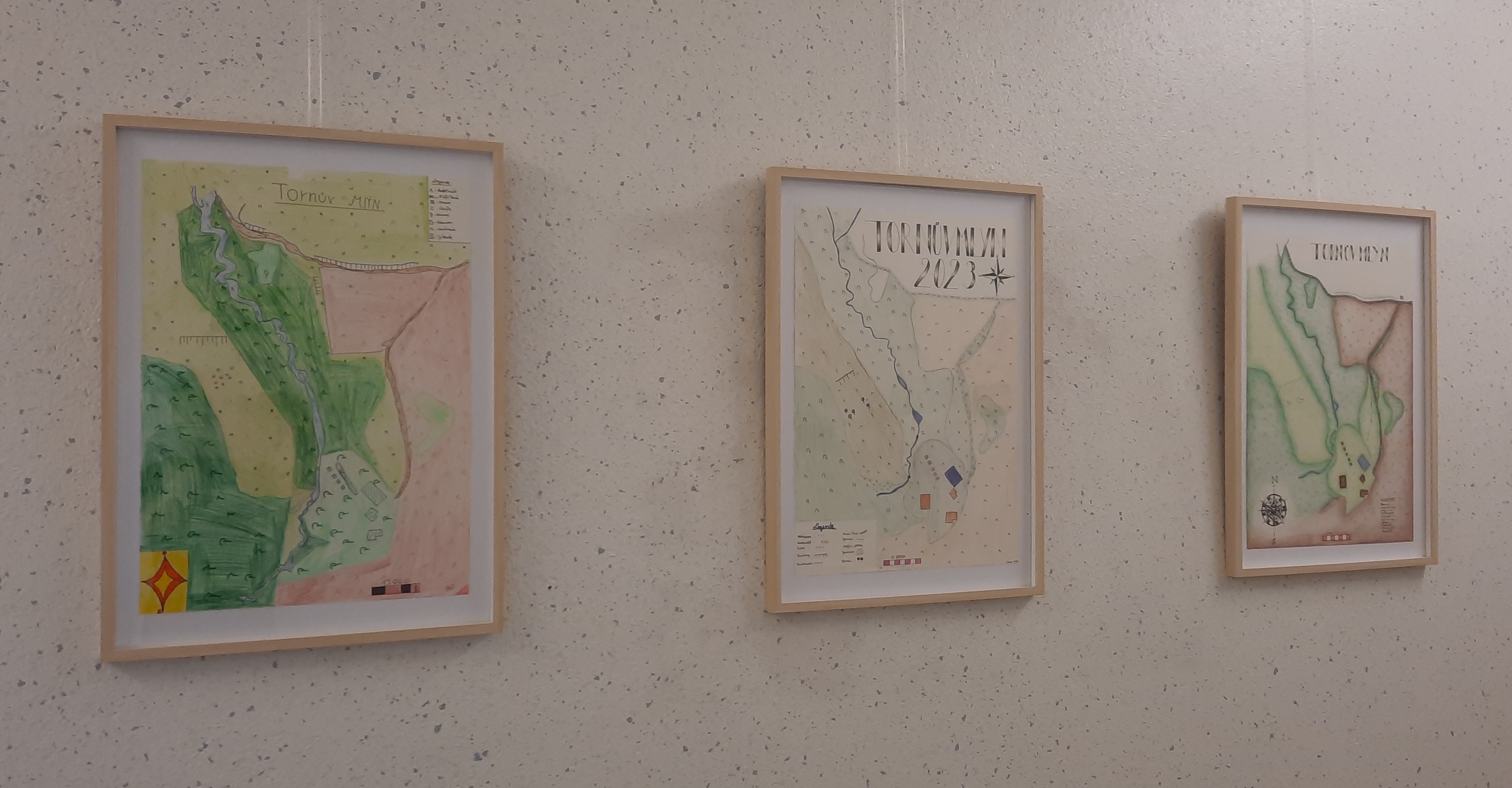 Sie sehen eine Bilderreihe an einer Wand.