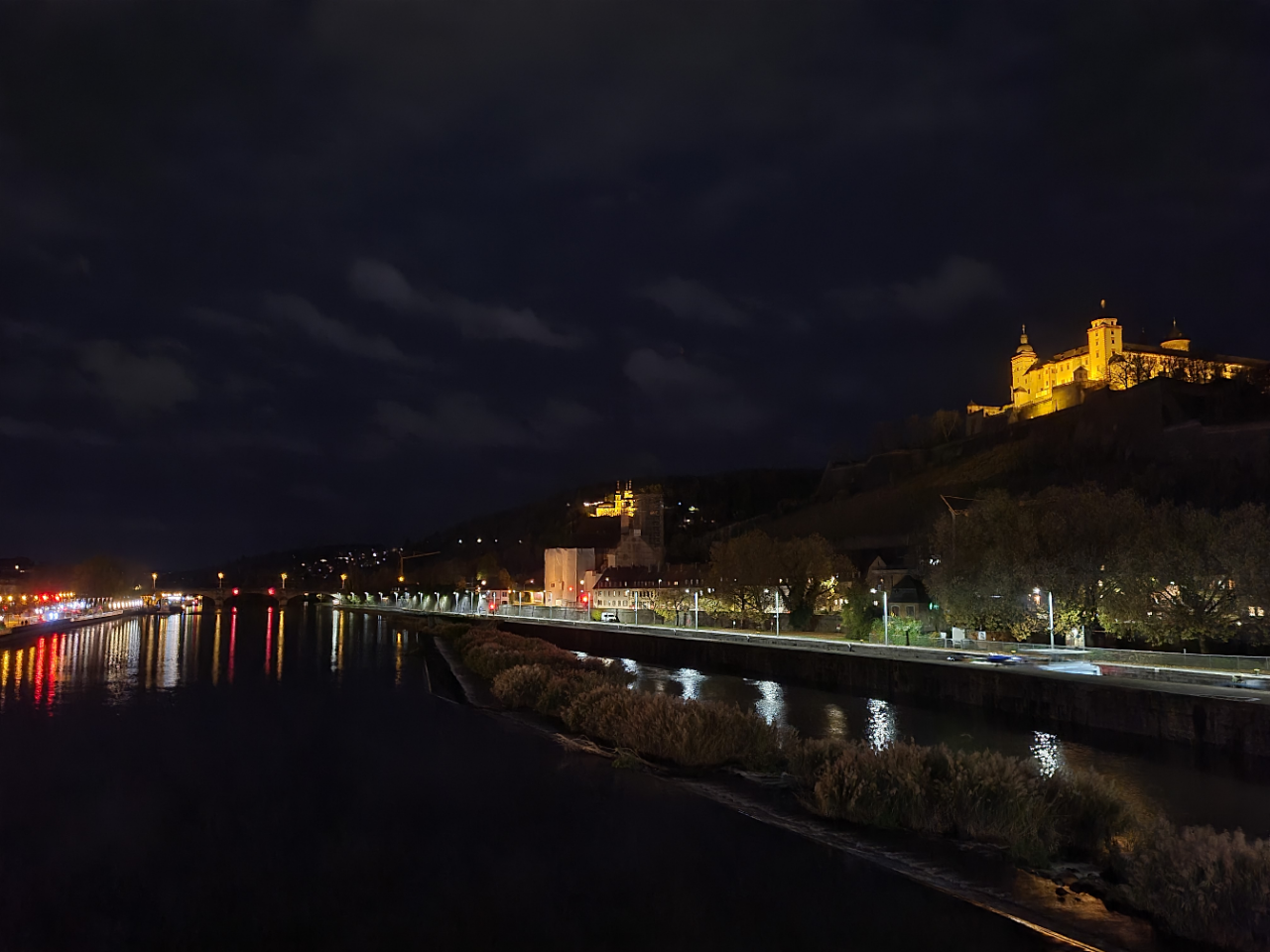 Sie sehen das nächtliche Würzburg.