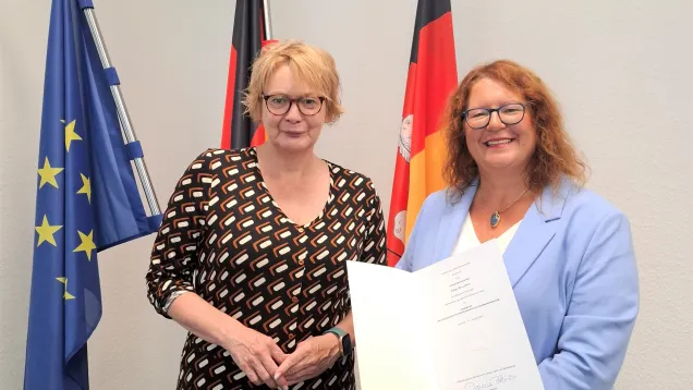 Tanja Wodtke bei der Urkundenübergabe
